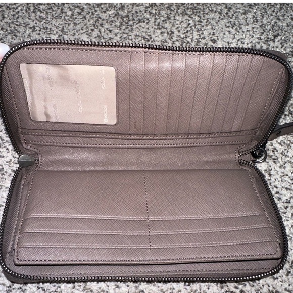 Michael Kors matching purse/wristlet set - Picture 8 of 9